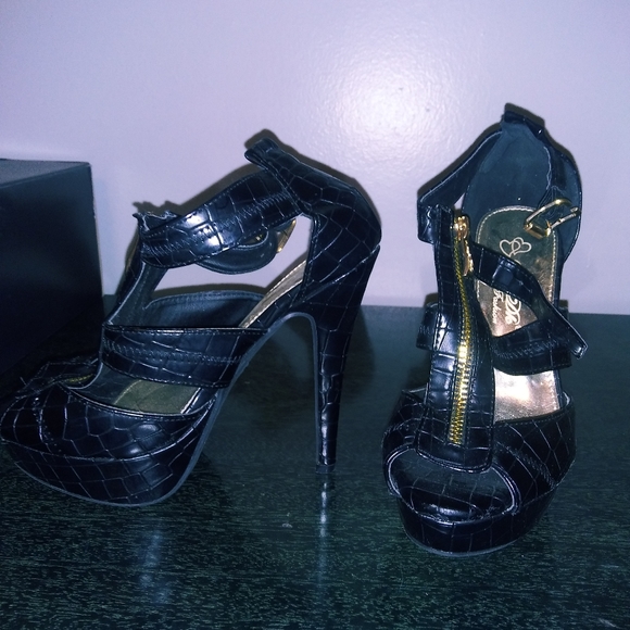 Black high heels - Picture 2 of 3